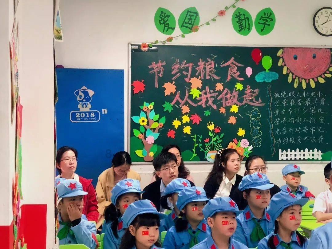 红色鹦鹉逃脱