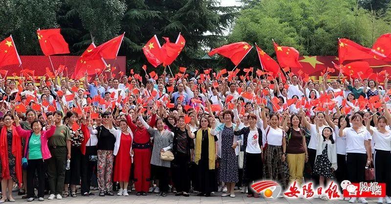路遇摔倒市民,城管暖心相助
